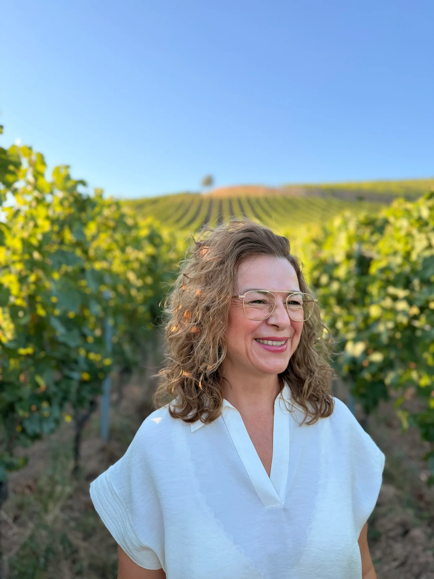 Katharina Wegner in einem Weinberg im Rheingau
